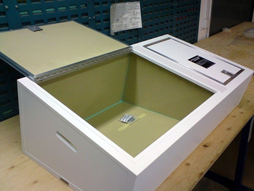 Lower Cargo Shelf and Cargo Restraint Nets